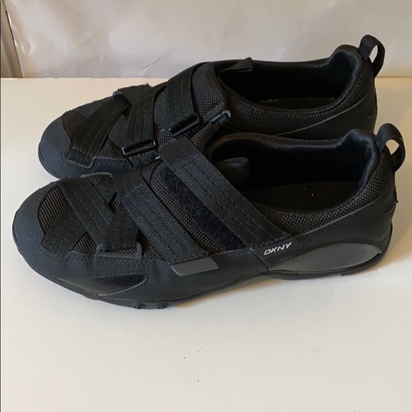 DKNY Sneaker - Picture 3 of 10